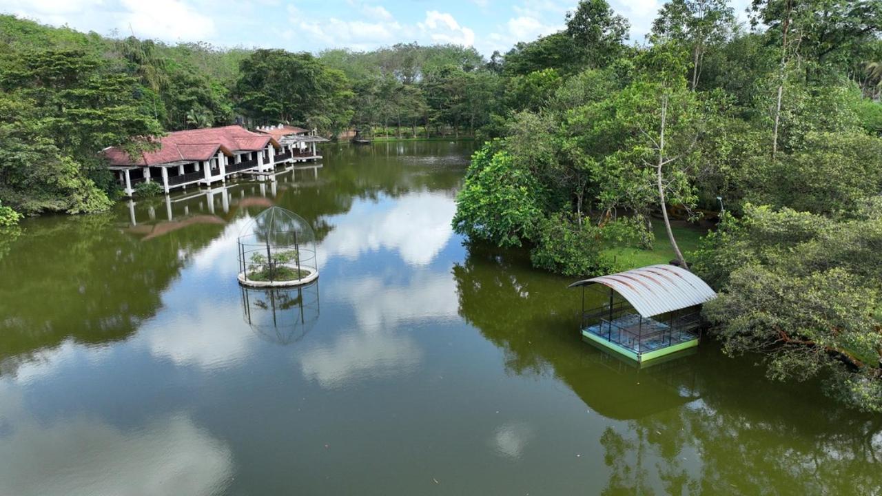 Lake Serenity Resort & Spa Kuruwita Exterior photo